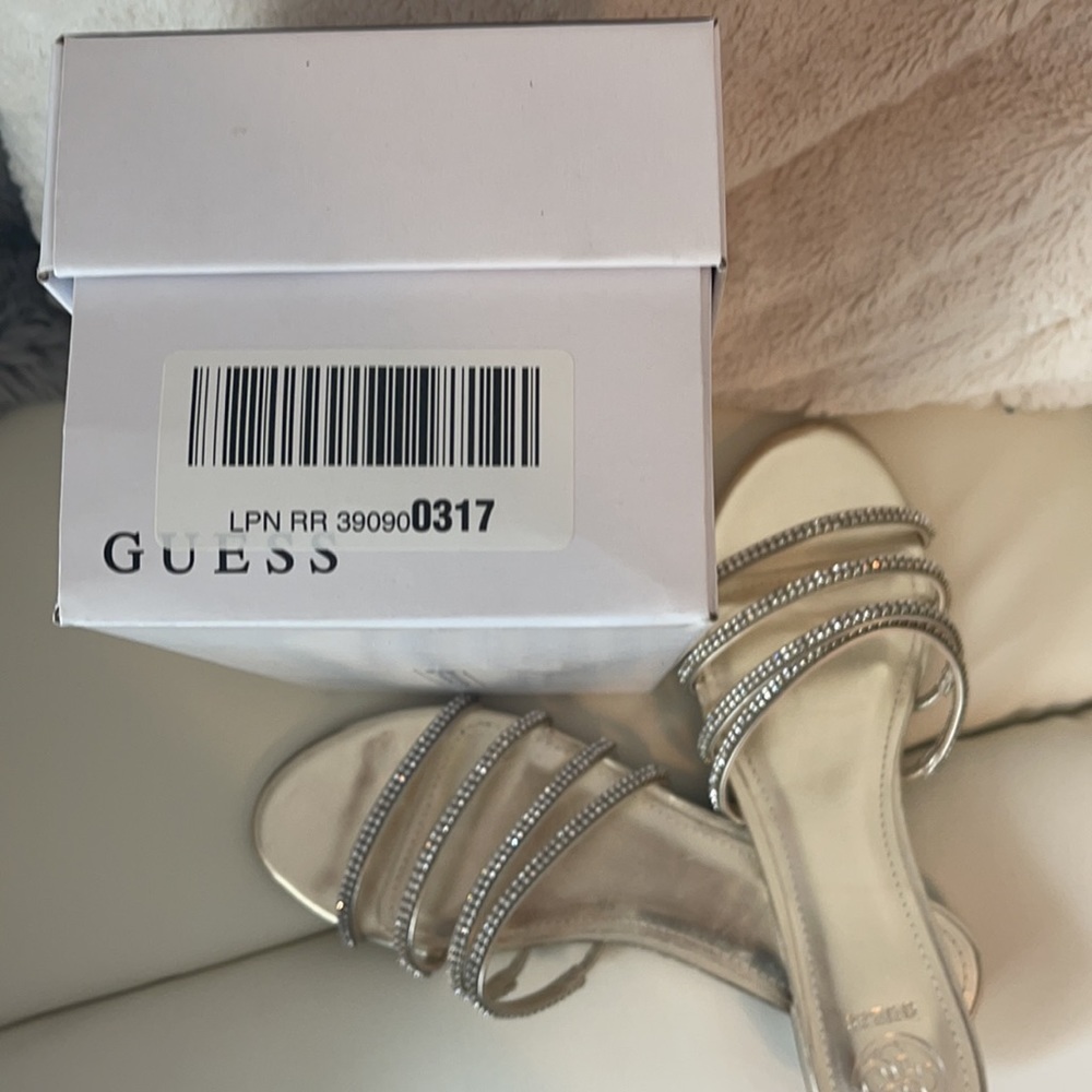 NIB Guess gold & rhinestone Riley sandal sz 9.5 - Picture 9 of 9